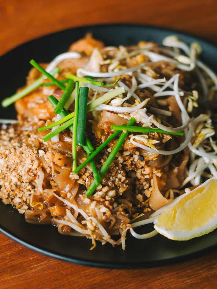 Pad Thai with shrimp, beansprouts and lemon