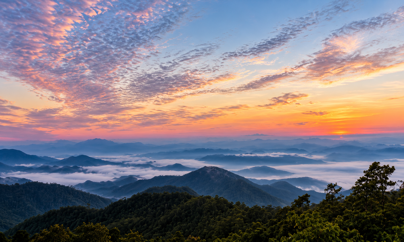 Sea of mist from the Doi Wiang Pha viewpoint at sunrise, Northern Thailand