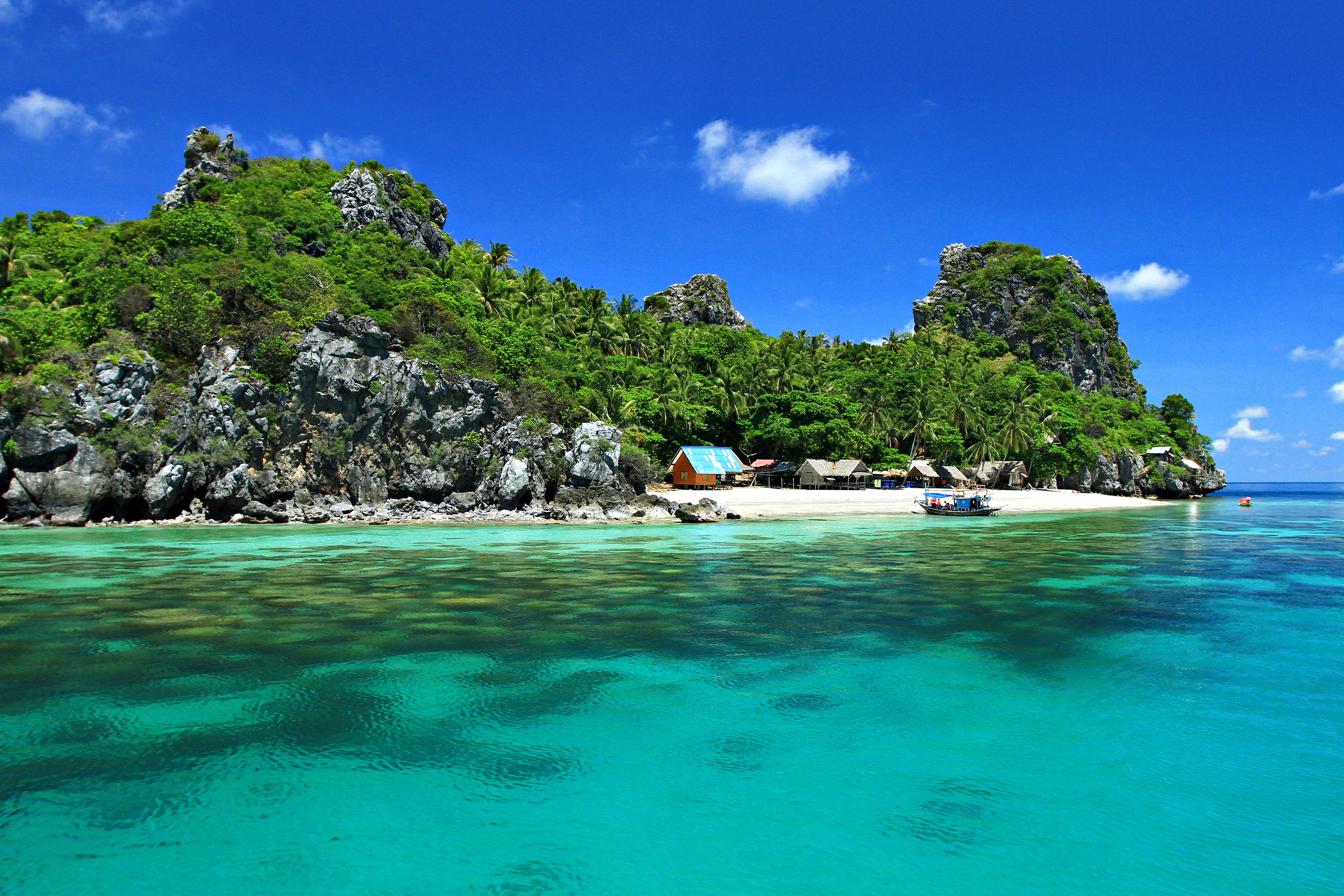 Forested limestone island, turquoise water and white sand in Mu Ko Chumphon National Park