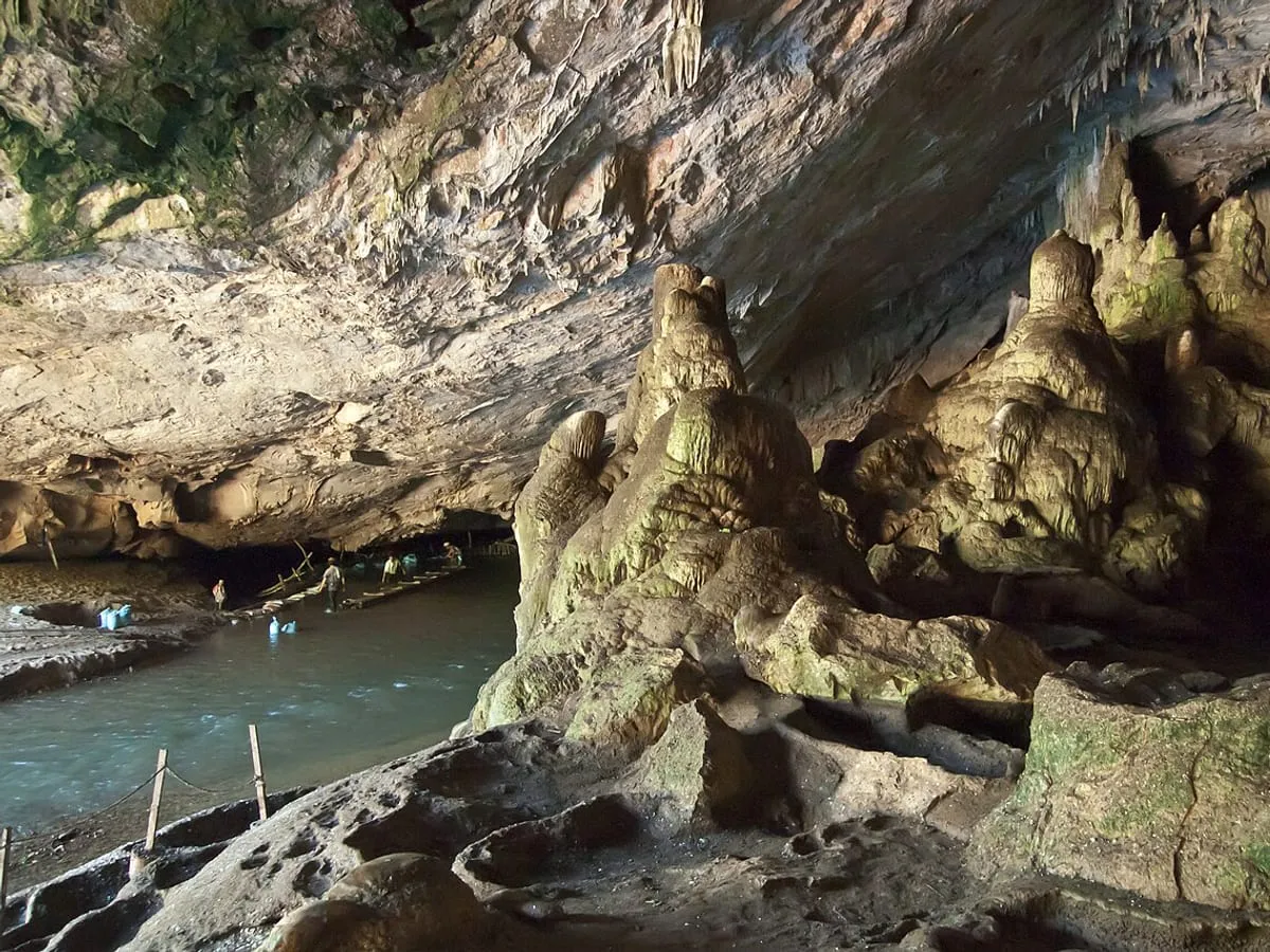Tham Lod Cave