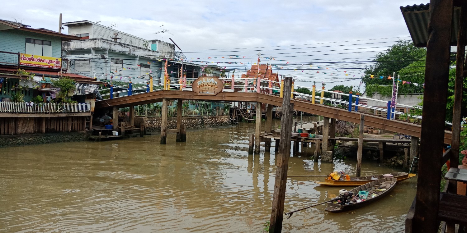 Sam Khok Riverside Market