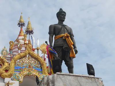 Pho Khun Ngam Mueang Monument